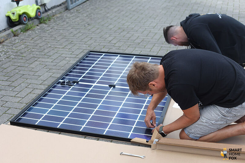 Die Smart-HomeFox Experten bringen die Stützgabeln an den Rahmen des Solarmoduls an.